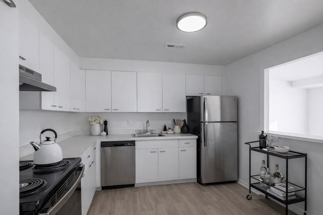 Photo - Carlyle Tower Apartments - Southfield, MI