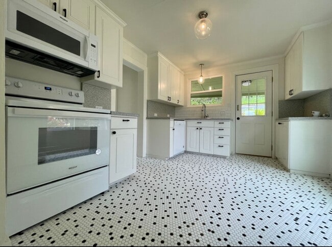 Building Photo - Spectacular View! Remodeled One bedroom with Partially finished basement in Linnton~ Front and ba...