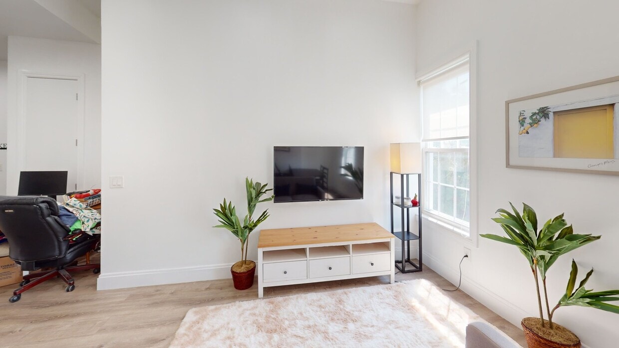 Photo - Private bedroom in 3 bed/2 bath Home