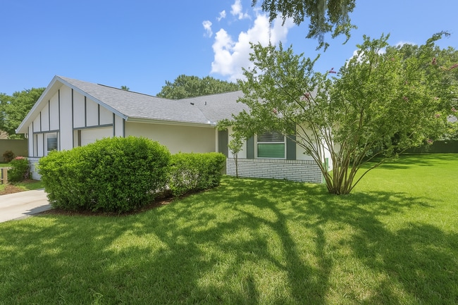 Building Photo - Charming 2-Bedroom Townhome with Bonus Roo...