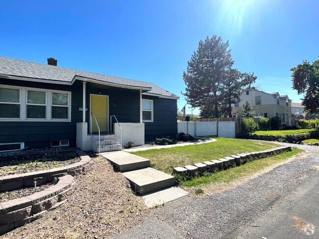 Building Photo - Spacious 2+ Bedroom Duplex Unit 507 Endress St. Rental