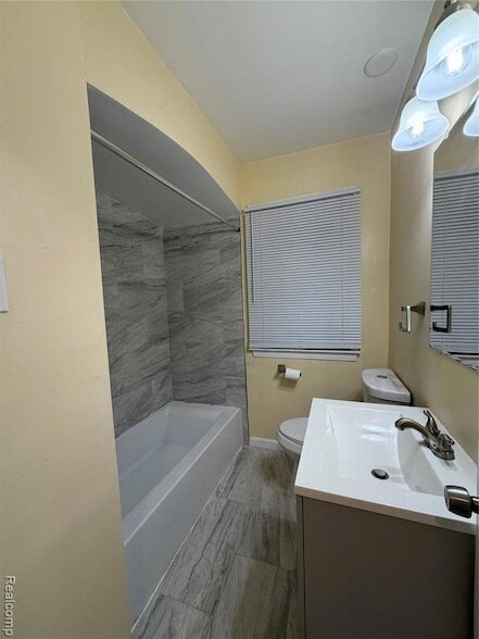 Photo - 776 John Daly St