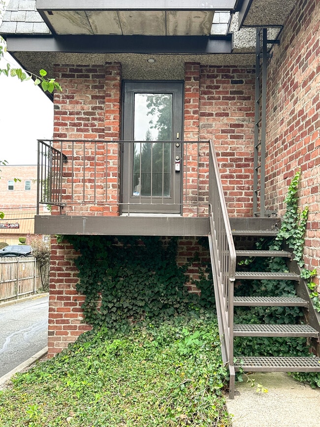 Building Photo - 274 County Rd Unit 274 County Rd  2D Rental