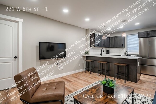 Building Photo - 221 W 6th St Unit 1