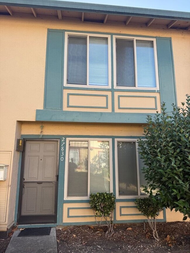 Building Photo - Great 2-Story Townhome