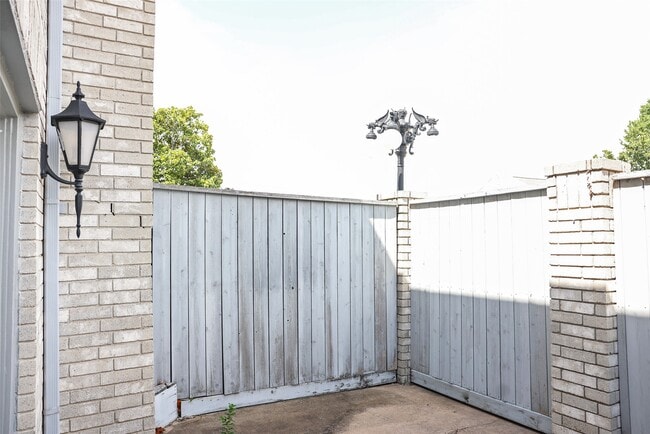 Photo - 290 Wilcrest Dr