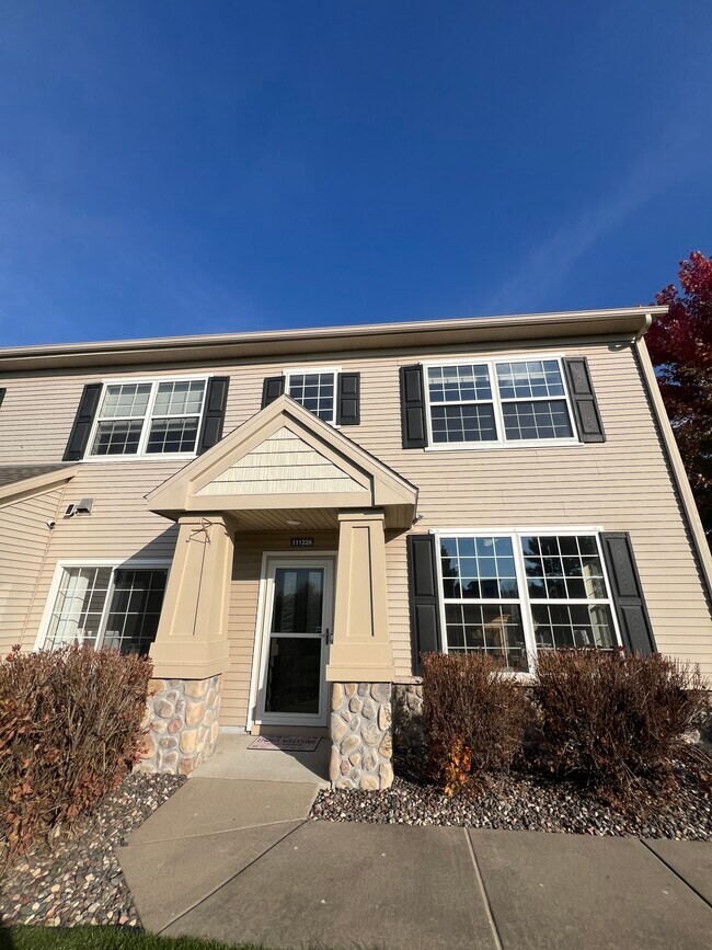 11122 Aberdeen St NE Townhome Townhome Rental in Blaine MN