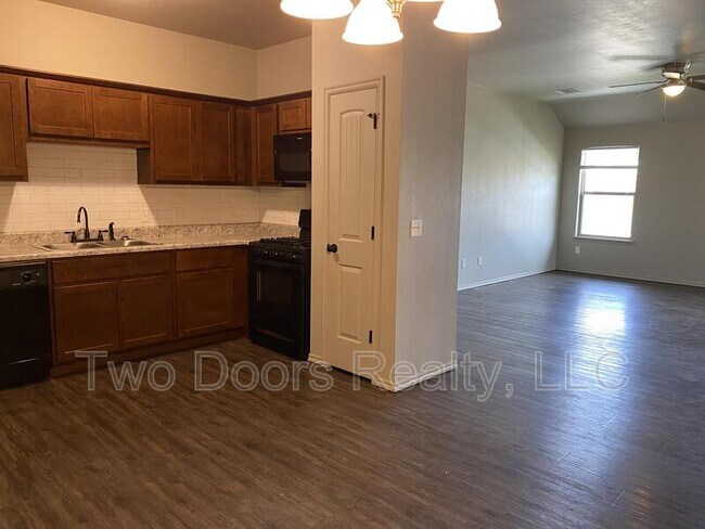 Photo - 611 N Main St