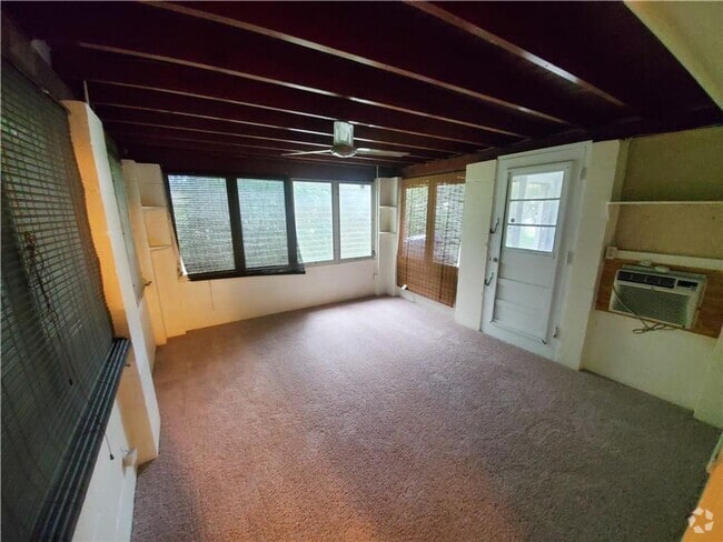 Building Photo - ANNUAL RENTAL 2/1 COTTAGE