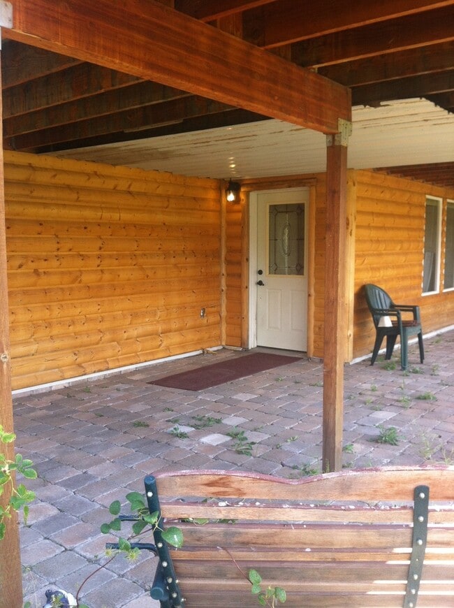 Building Photo - Spacious 2 br 1 ba Coulee Dam duplex