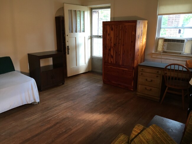 Photo - 3030 Pinewood Ave Unidad 1st floor