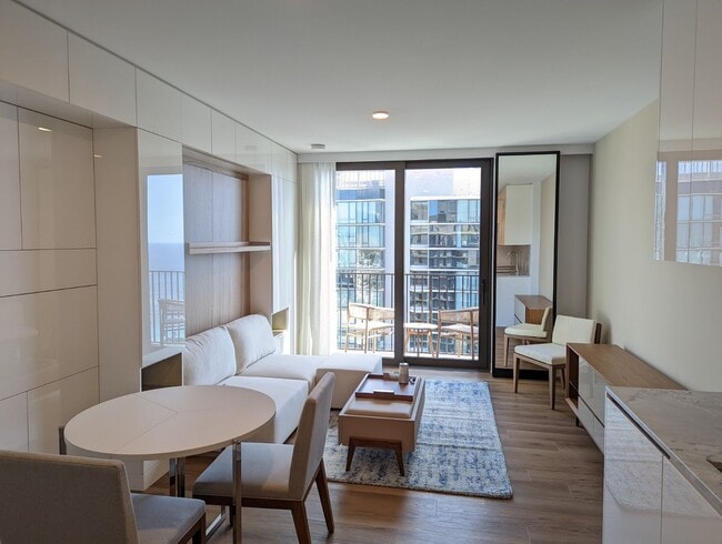 Building Photo - 987 Queen St Unit 4110