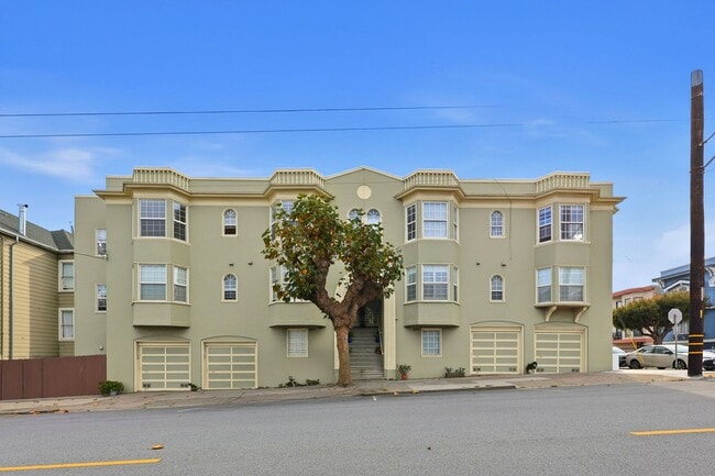 Building Photo - Charming Seacliff Top Floor Condo Unit with views of Golden Gate Bridge!