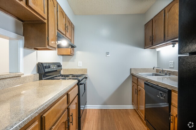 2BR, 2BA - 1,120SF - Kitchen - Kreekview Apartments
