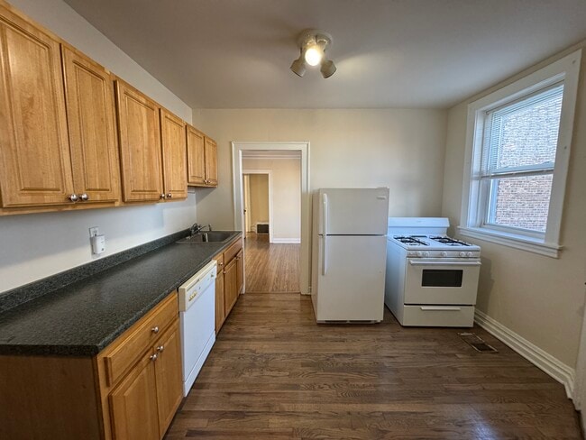 Photo - 3570 W Henderson St Unidad 1