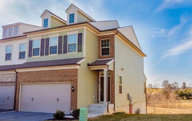 Building Photo - 49 Locks Farm Ln