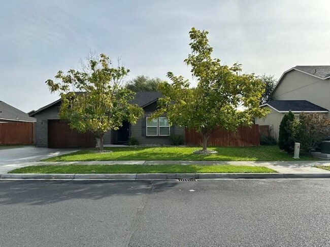 Building Photo - Three-bedroom House