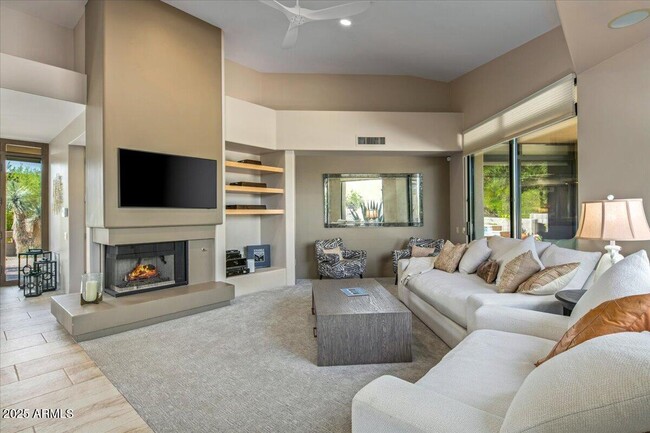 10507 E Fernwood Ln