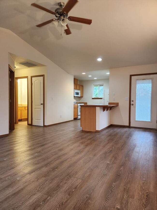 Photo - 240 Poplar St