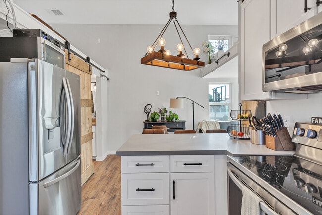 522 Leonard Ave Unit 2B