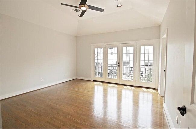 Photo - 2736 Cortlandt St