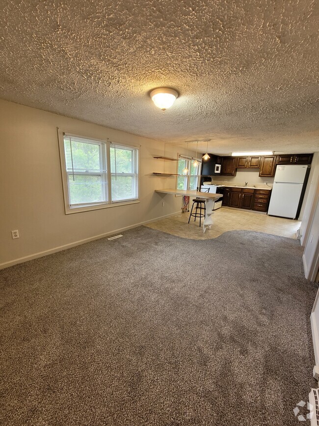 Building Photo - 1110 Pines Rd Unit C Rental