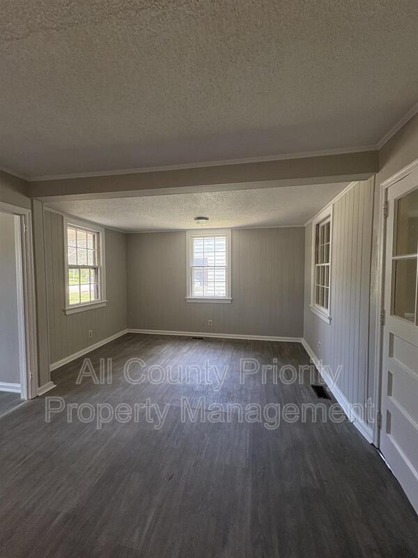 Photo - 1004 Industrial Ave NE