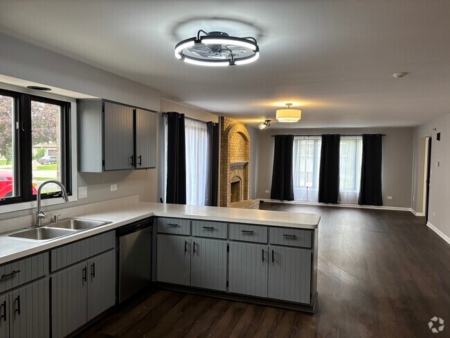 Building Photo - 7129 S 86th Ave Unit 1st Floor Rental