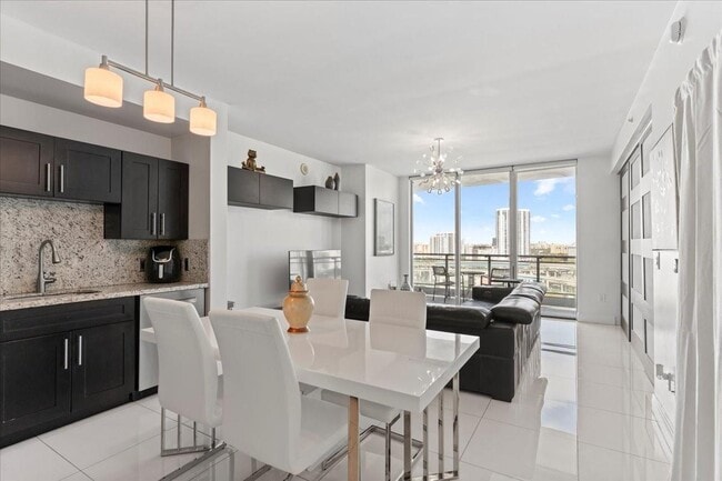 Building Photo - 90 SW 3rd St Unit 1607 Rental
