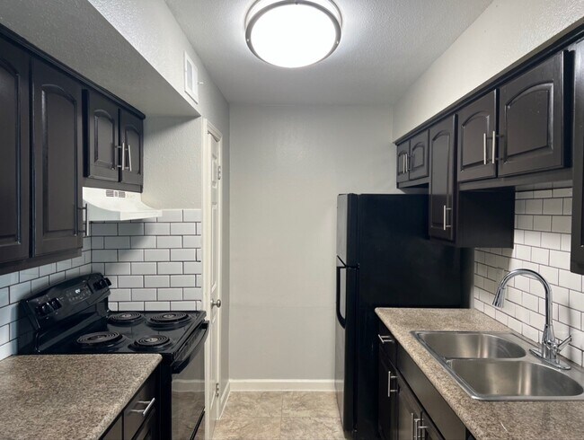 Building Photo - 5550 N Braeswood Blvd Unit 136