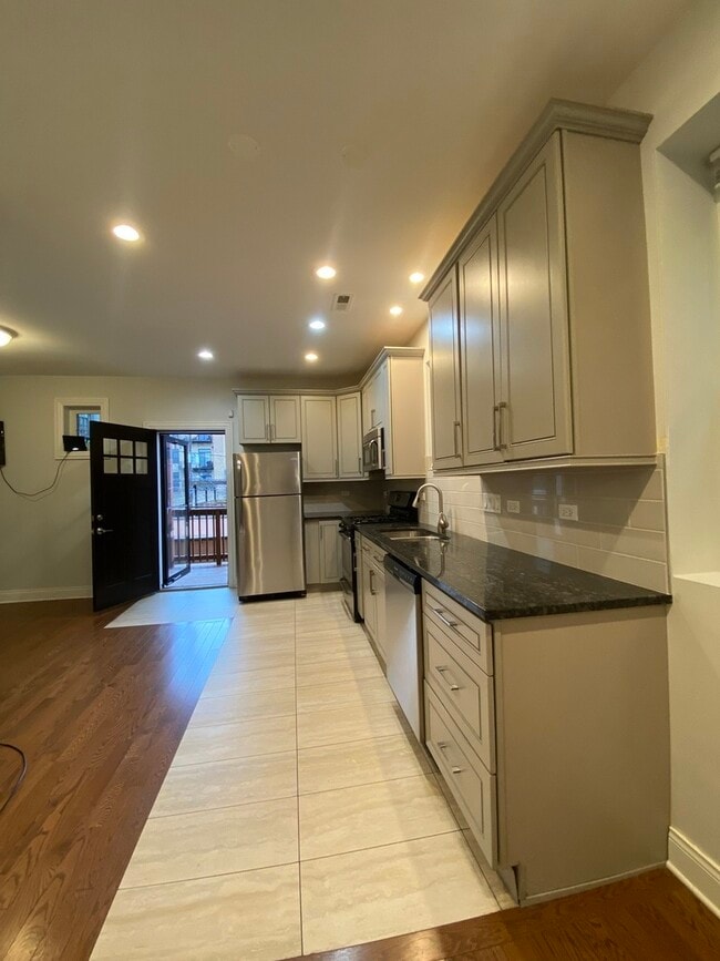 Photo - 1111 N Ashland Ave Unidad 2R