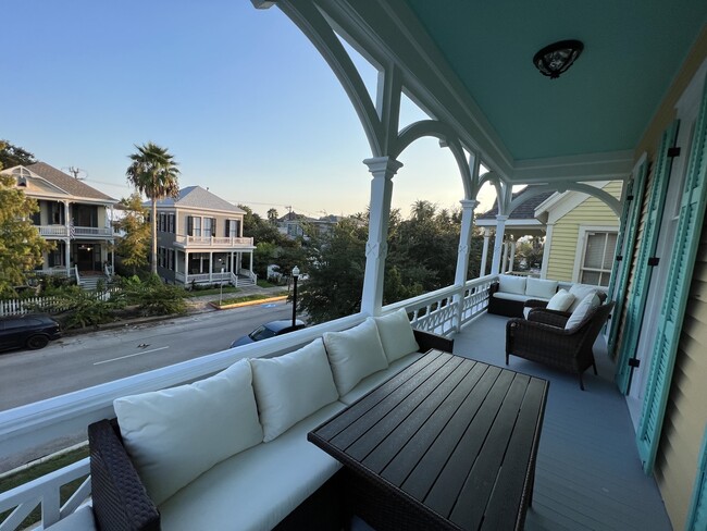 Amazing upper balcony for dining - 1616 Post Office St Unit Apt 3