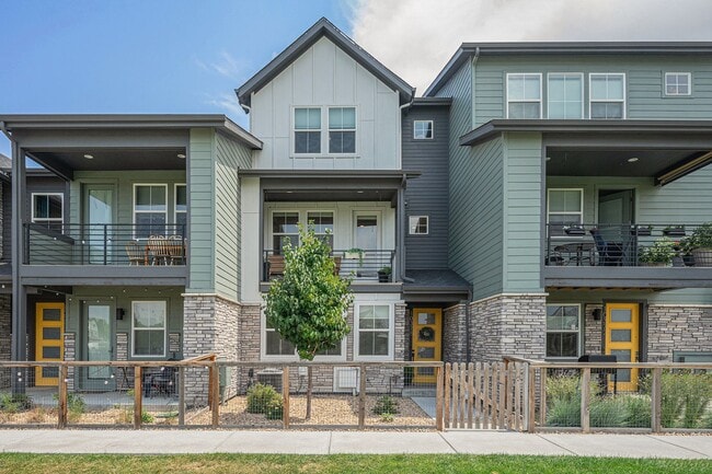 Building Photo - Stylish Town Home In Desirable Thornton Ne...