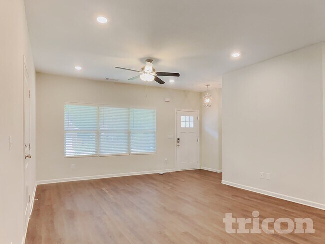 Photo - 1576 Queen Elizabeth Dr