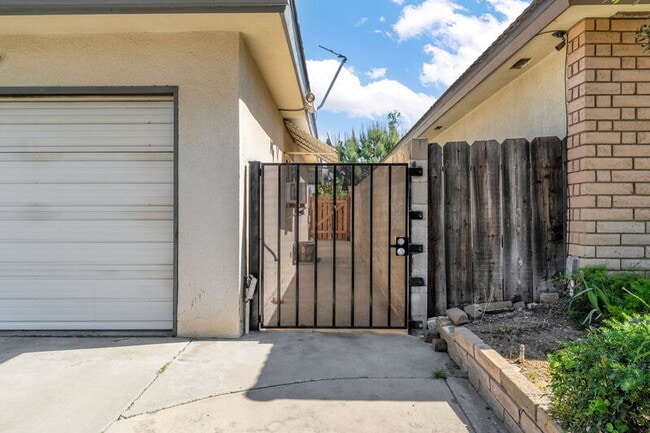 Photo - 6286 N 10th St