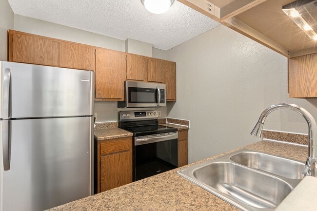 1BR, 1BA - 560SF - Kitchen - Harvest Granger Apartments