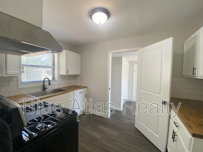 Photo - 1303 College St