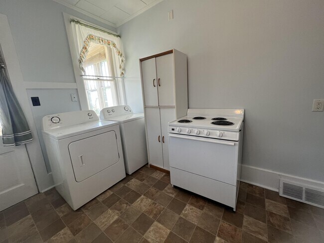 Photo - 2317 Queen St