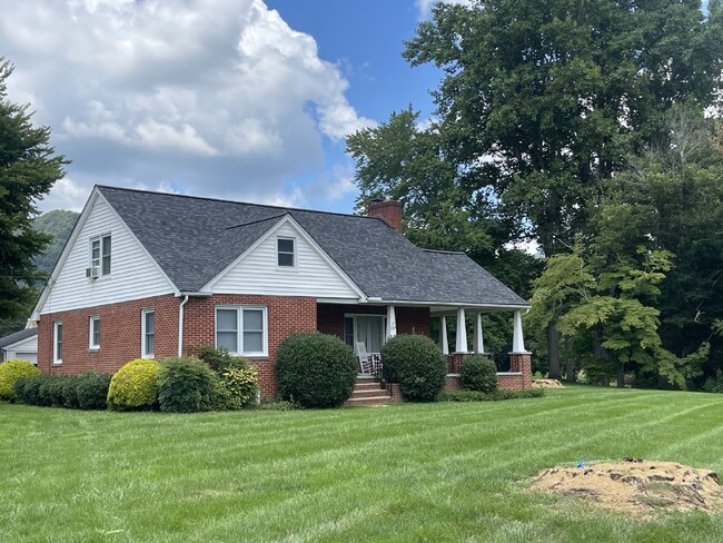 3 bedroom, 2 bath 15 MINUTES to Asheville... - 3 bedroom, 2 bath 15 MINUTES  to Asheville... Apartment