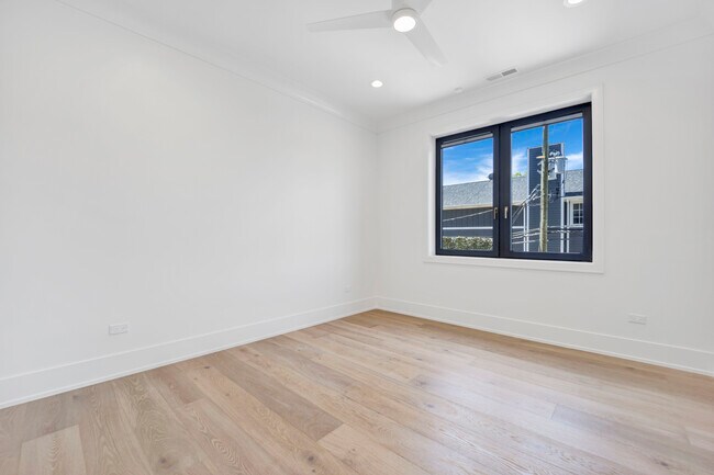 Photo - 4920 N Lincoln Ave Unit 4W