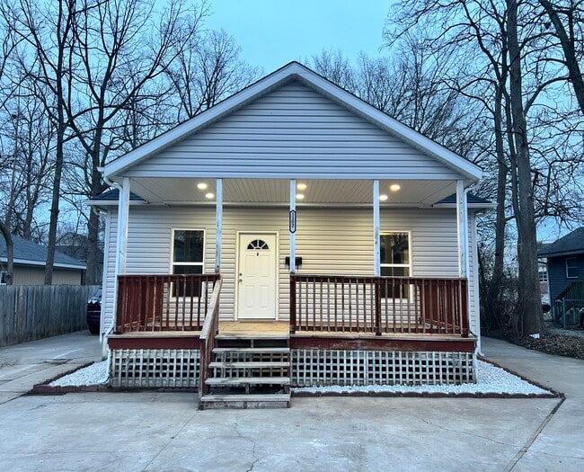 Building Photo - 1102 Range Line St