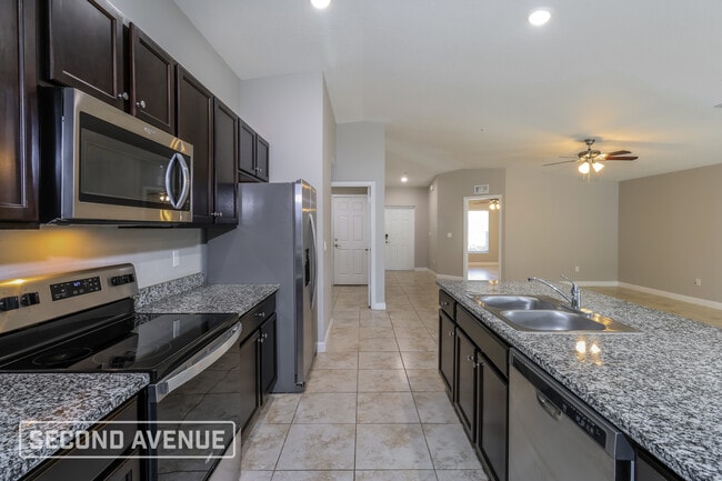 Photo - 785 Geoffrey Ave SW