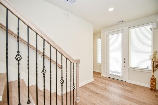 Photo - 135 Knightsbridge Park Ln