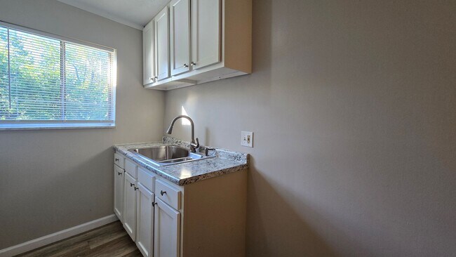 Photo - Recently Renovated 1-Bedroom Apartment in ... Unidad 1599 Glen Parker Ave - 11