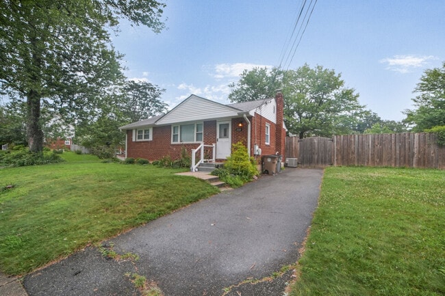 Photo - 1100 Scott Ave House
