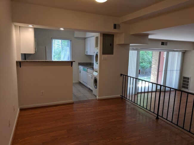 Building Photo - 4705 Tecumseh St Unit 103