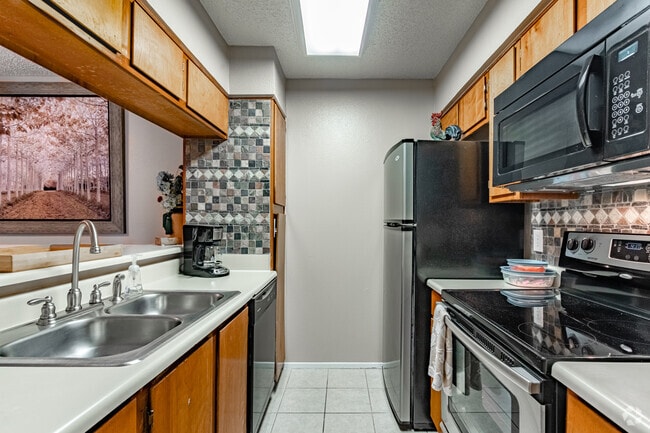 2BR, 2BA - 853SF
