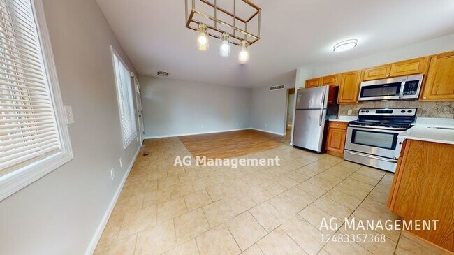Photo - 18530 E 14 Mile Rd #3 - Spacious 2Bed/1Bat... Unit 3
