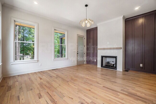 Photo - 1081 Hill St SE