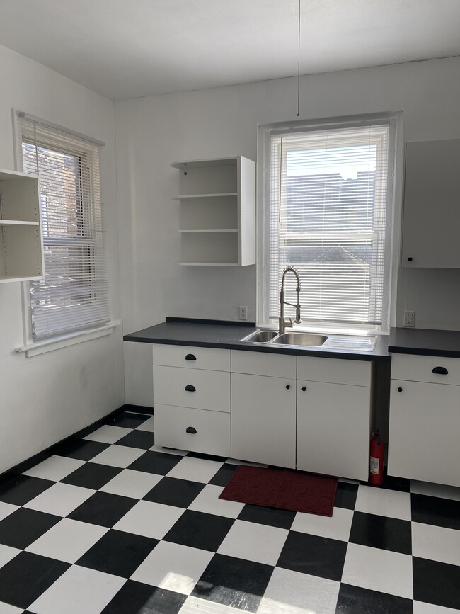 Photo - 826 E 2nd St